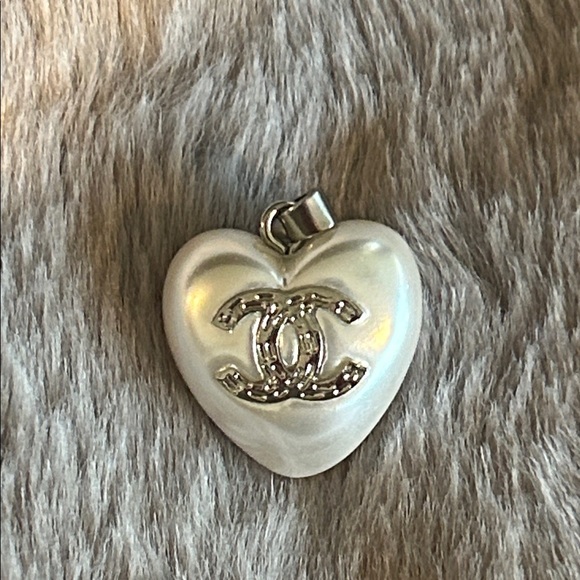 CC Pearly White Silver Tone Puffy Heart Zipper Pull Bag Charm GWP - Picture 1 of 4